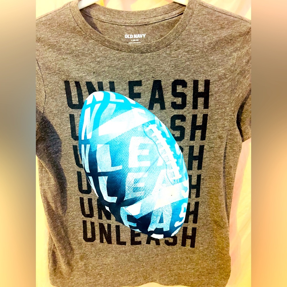 💛 Football tee Boys size large Old Navy